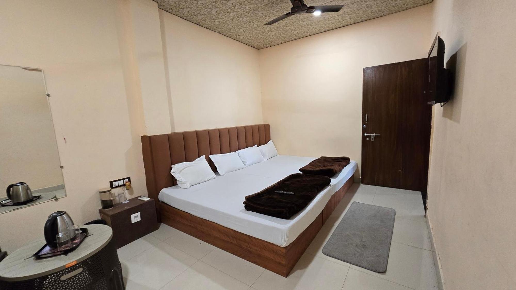 Hotel Maheshwari Green'S Удджайн Екстер'єр фото